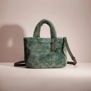 Coach Tote 22 In Signature Shearling